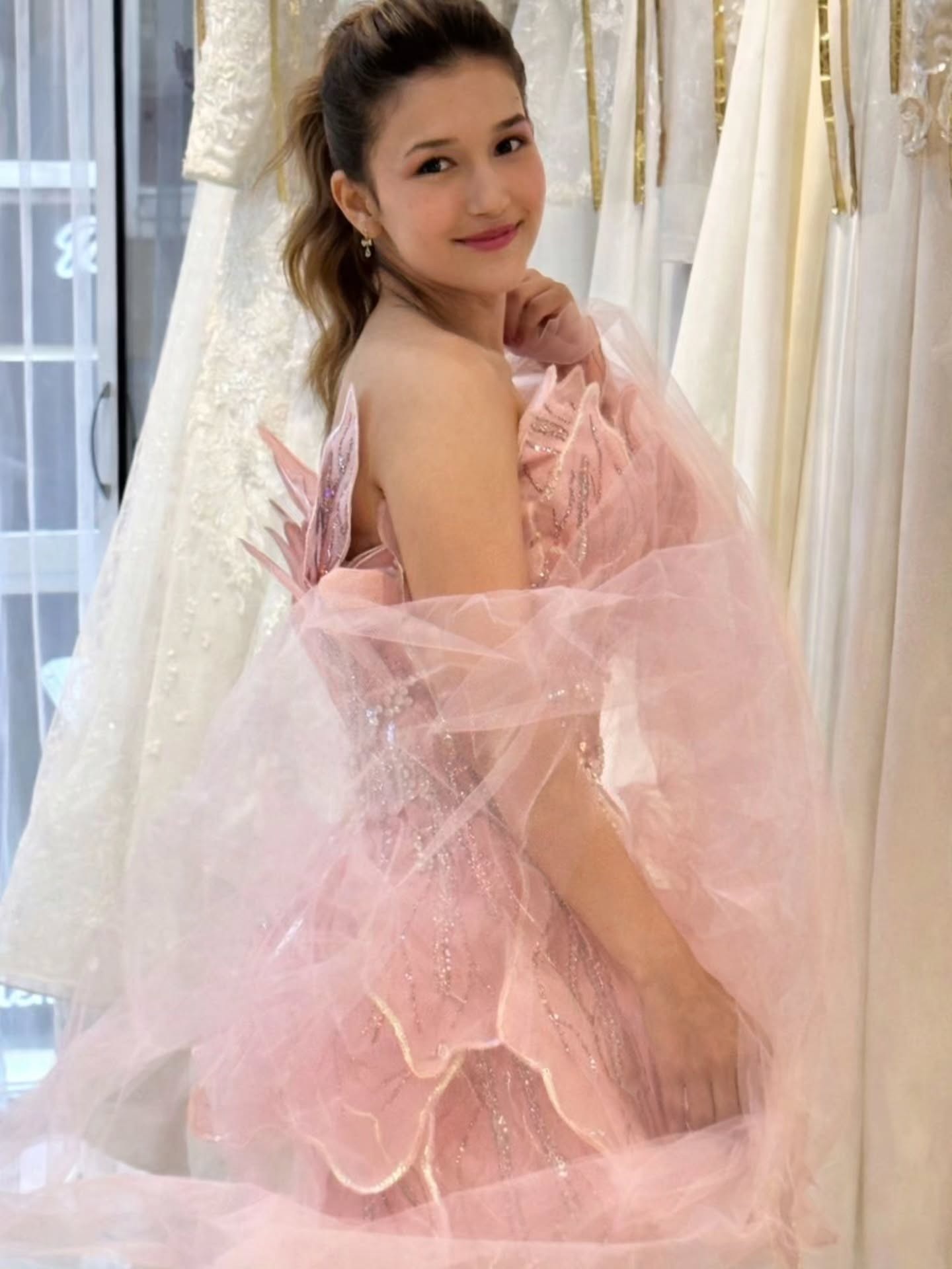 Swarovski taş işlemeli pudra pembe after party elbisesi yan görünüm