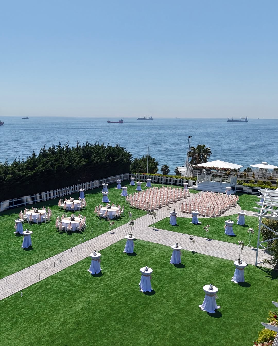 Doğal çim zemin üzerinde deniz kenarı düğün alanı