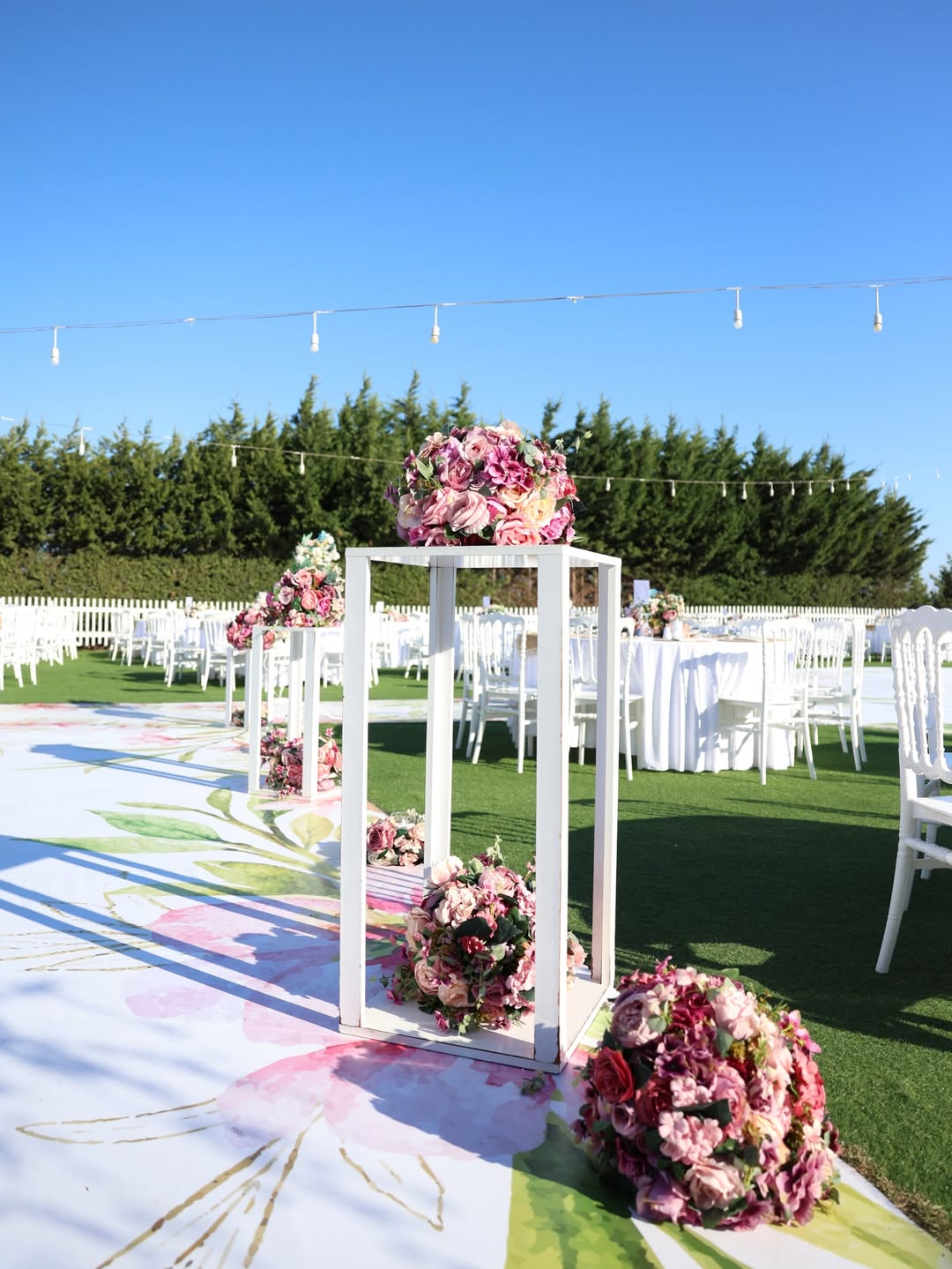 Beyaz gazebo ve çiçekli nikâh dekorasyonu
