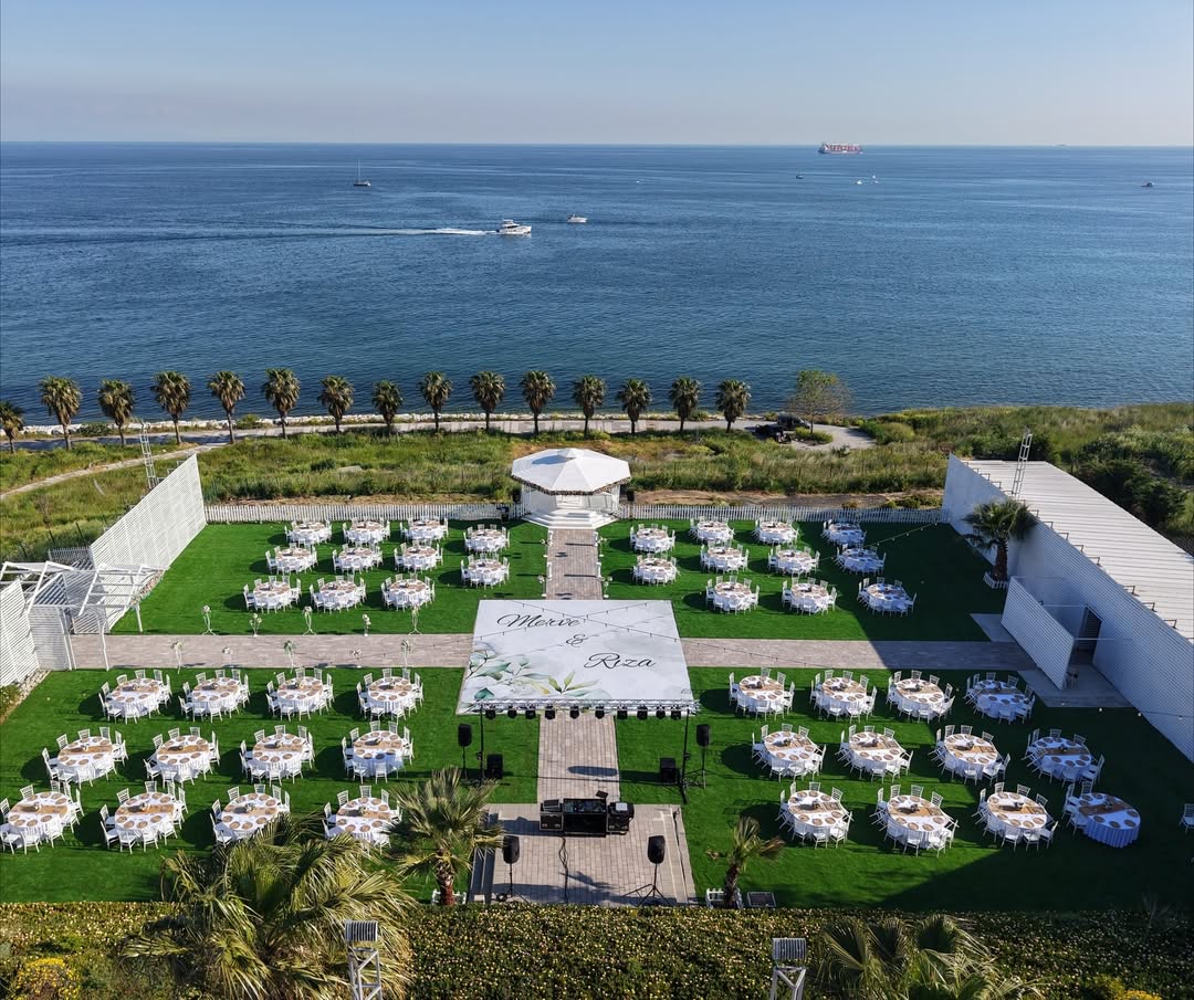 Gün batımında deniz manzaralı düğün alanı