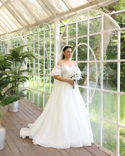 Doğal ışıkta zarif tül gelinlik Deniz Moda Evi tasarımı