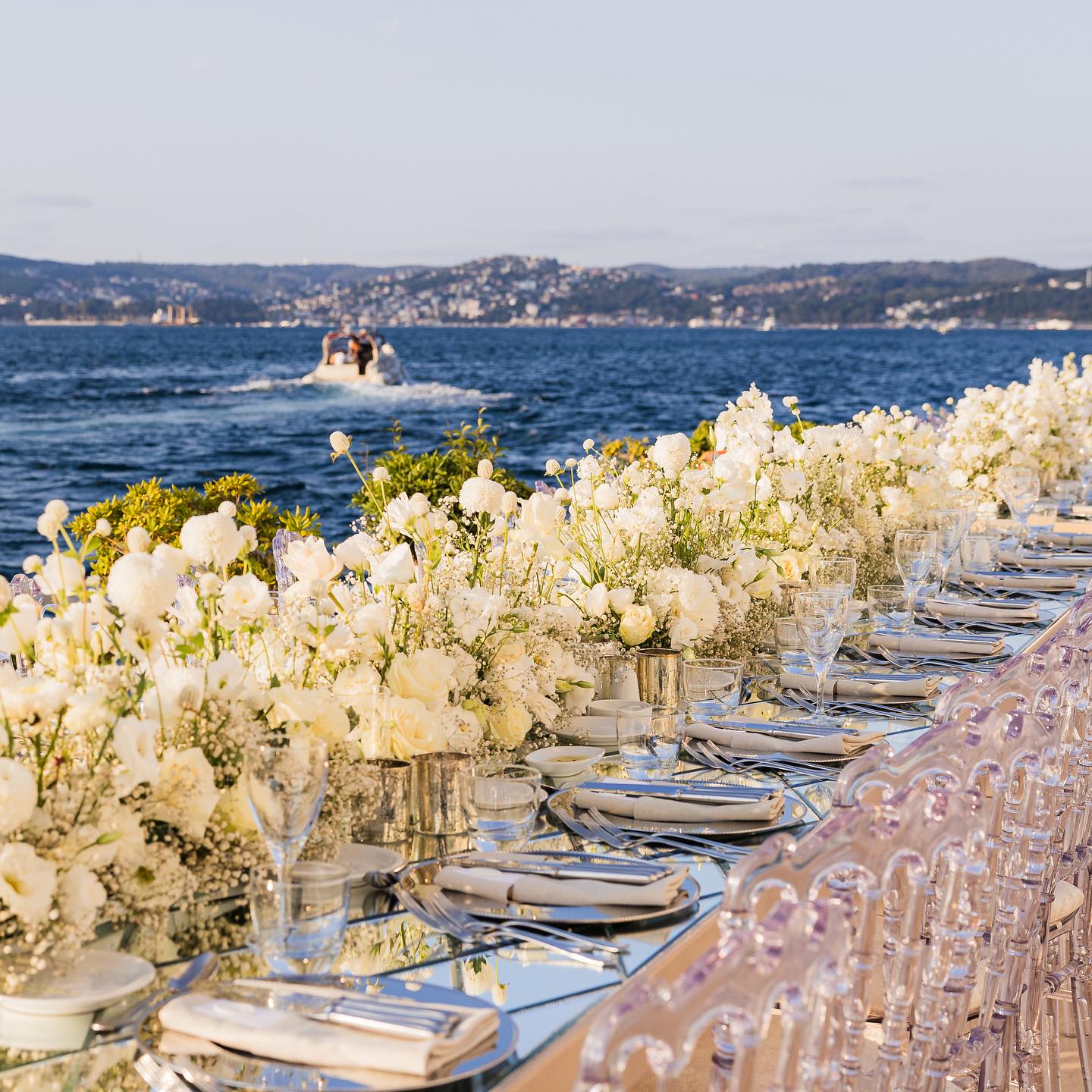 Şeffaf sandalyeli modern düğün masa düzeni