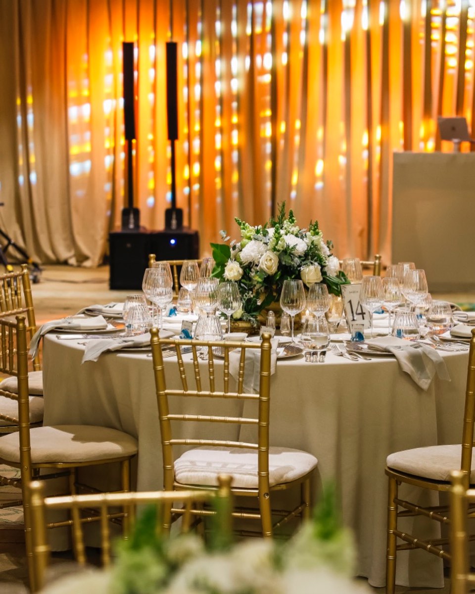 Klasik ve modern düğün masa süsleme detayları