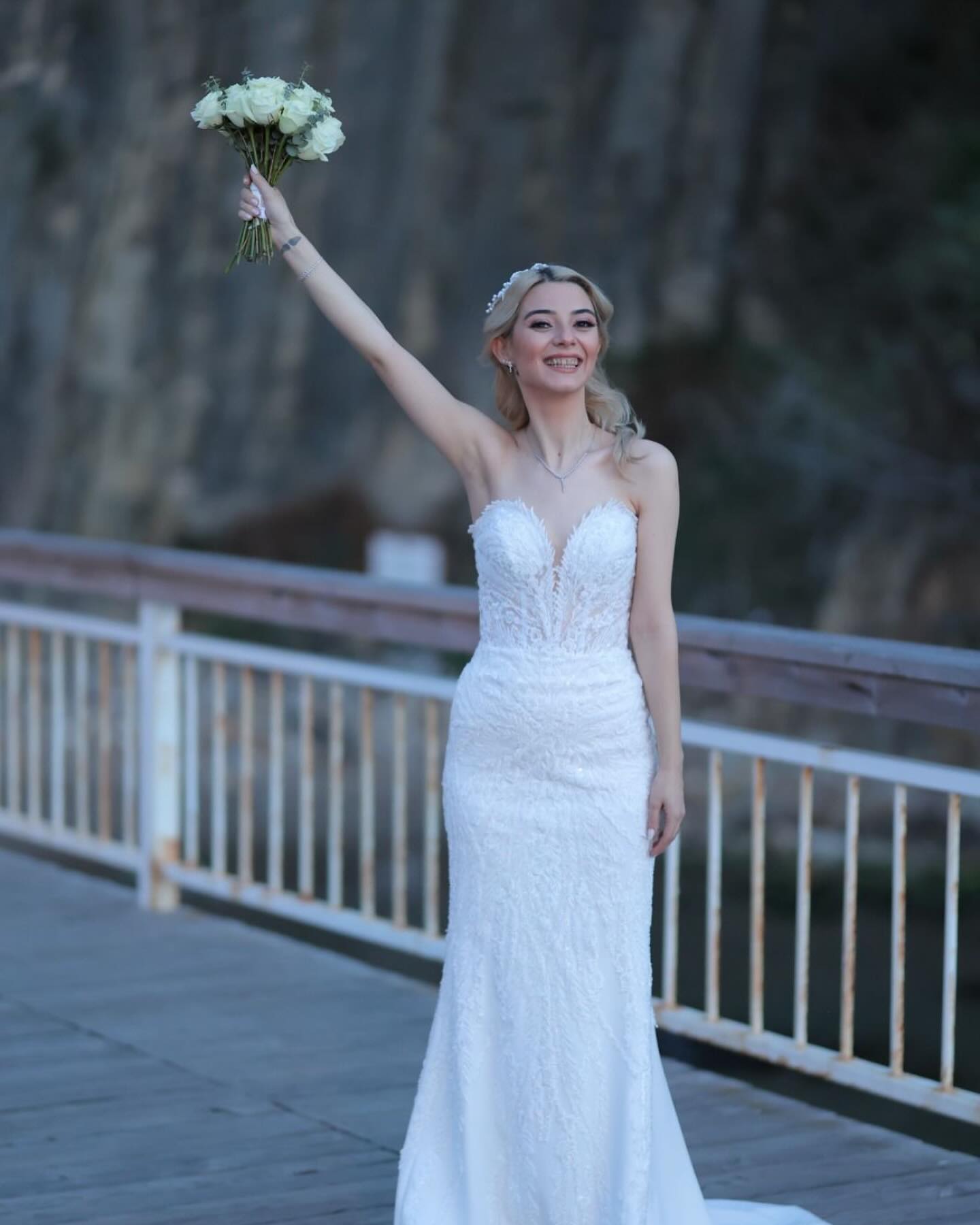 Derin V yaka balık model nikâh gelinliği