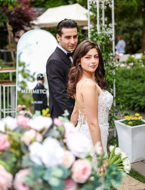 “İstanbul bahçe düğününde doğal gelin damat fotoğrafı”