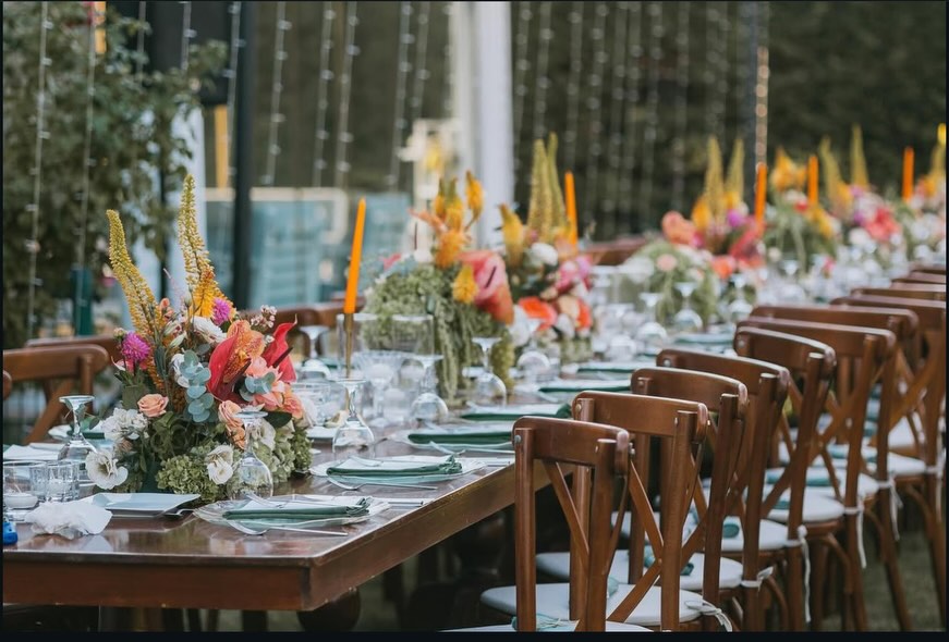 Uzun masa bohem düğün dekorasyonu çiçek detayları