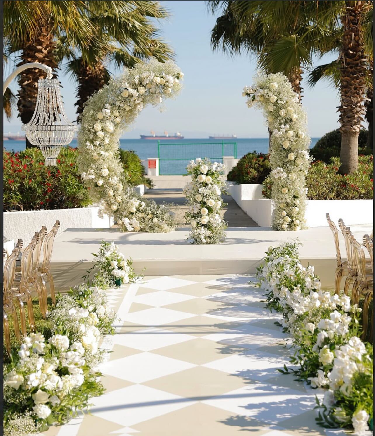 Deniz manzaralı nikah alanı çiçek kemeri