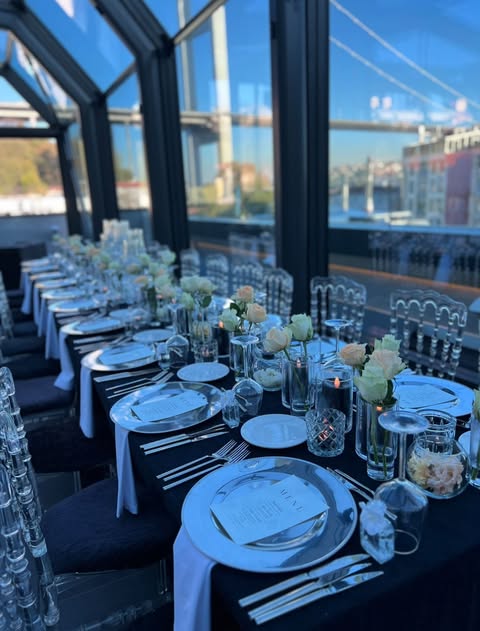 Şeffaf sandalyelerle modern düğün organizasyonu