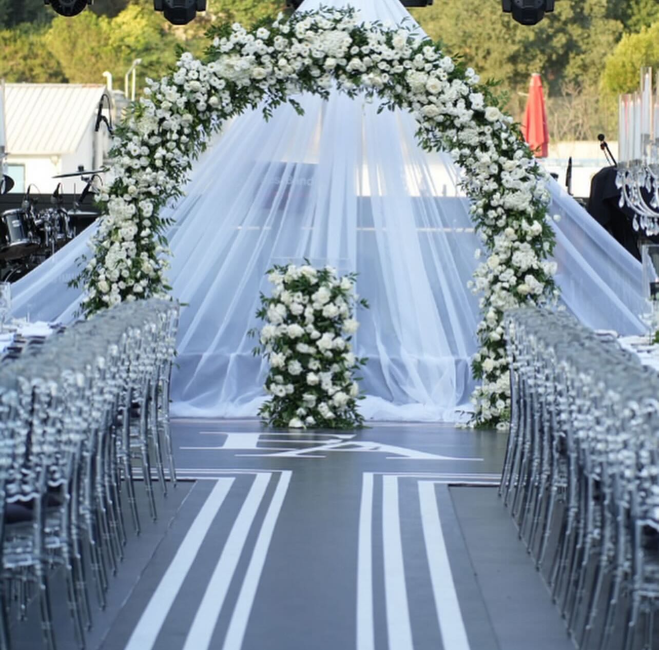 Cam tavanlı mekânda romantik masa düzeni