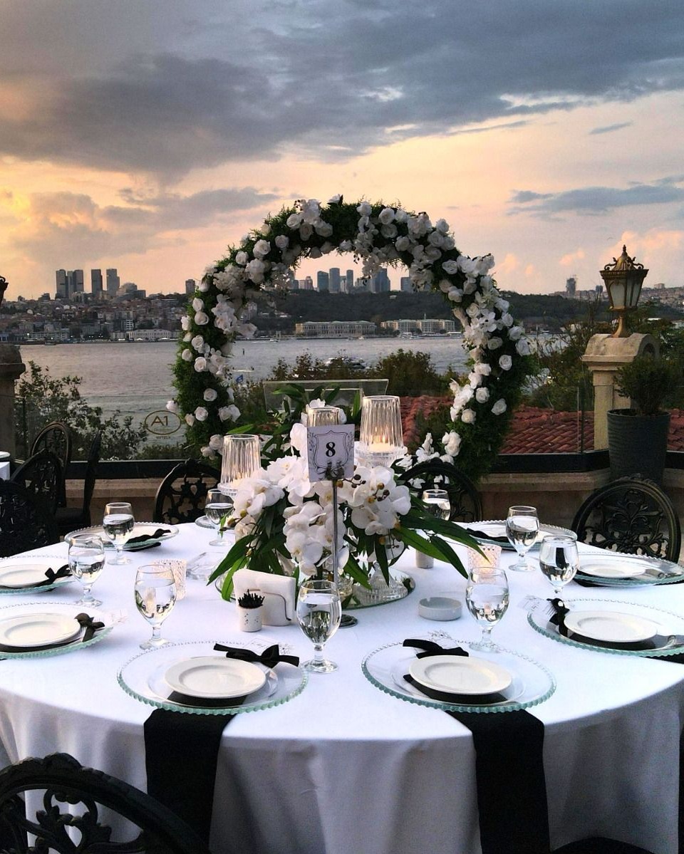 Deniz manzaralı düğün dekorasyonu cam şamdanlar