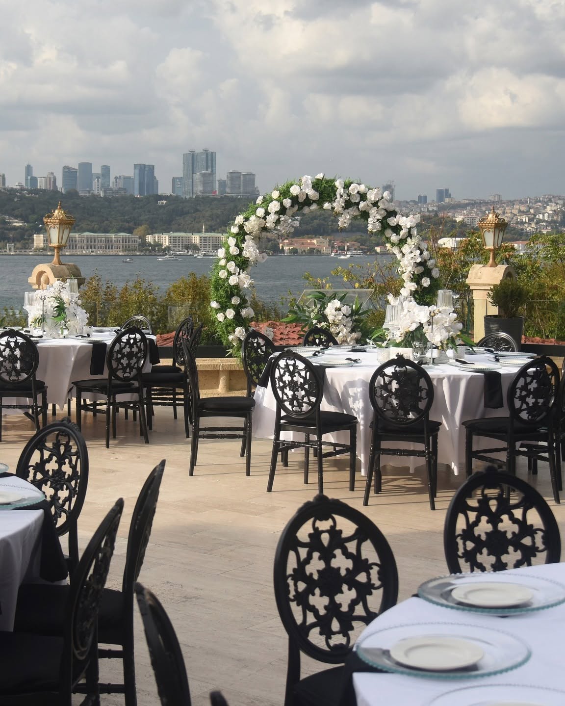 Plaj düğünü şık masa ve sandalye yerleşimi