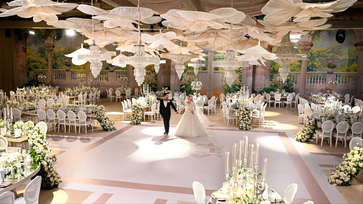 “İstanbul düğün organizasyonu – kristal avizeli salon dekorasyonu”