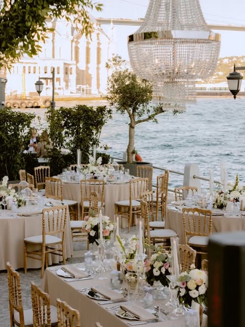 “Bohem düğün organizasyonu – tavan çiçek uygulaması”