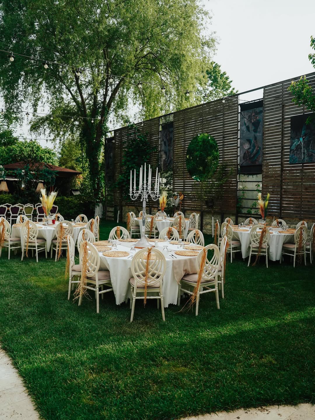 Doğal çim zeminde yuvarlak masa düzeni – Elisa Garden