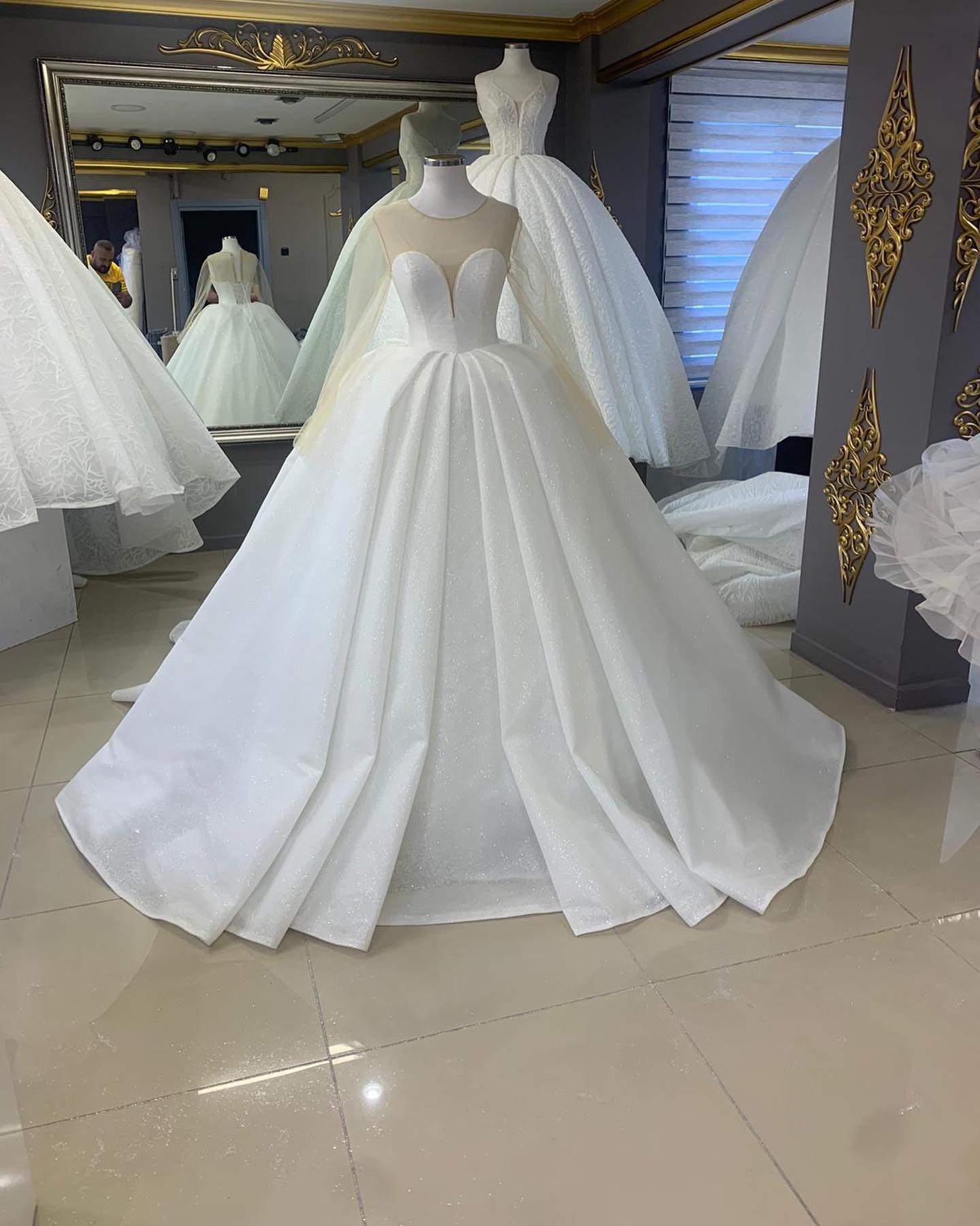 Işıltılı kabarık etekli gelinlik Ankara gelinlikçileri