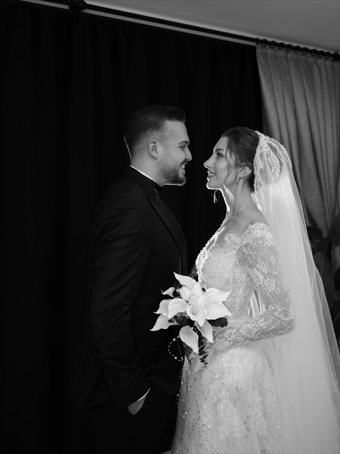 Elif Platin Haute Couture imzalı dantel gelinlik, siyah beyaz çekim