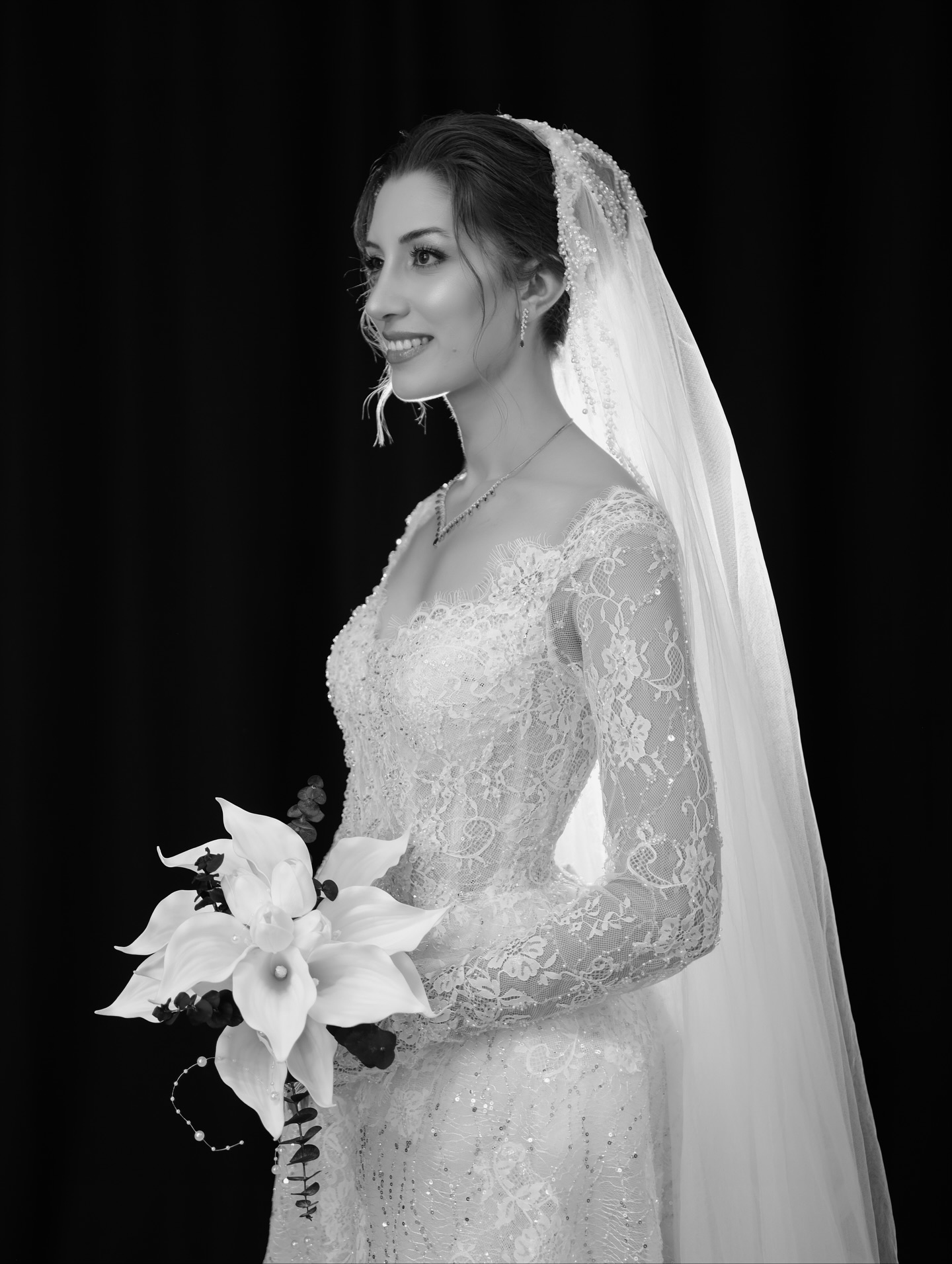 Zarif işleme detaylarına sahip uzun kollu gelinlik silueti