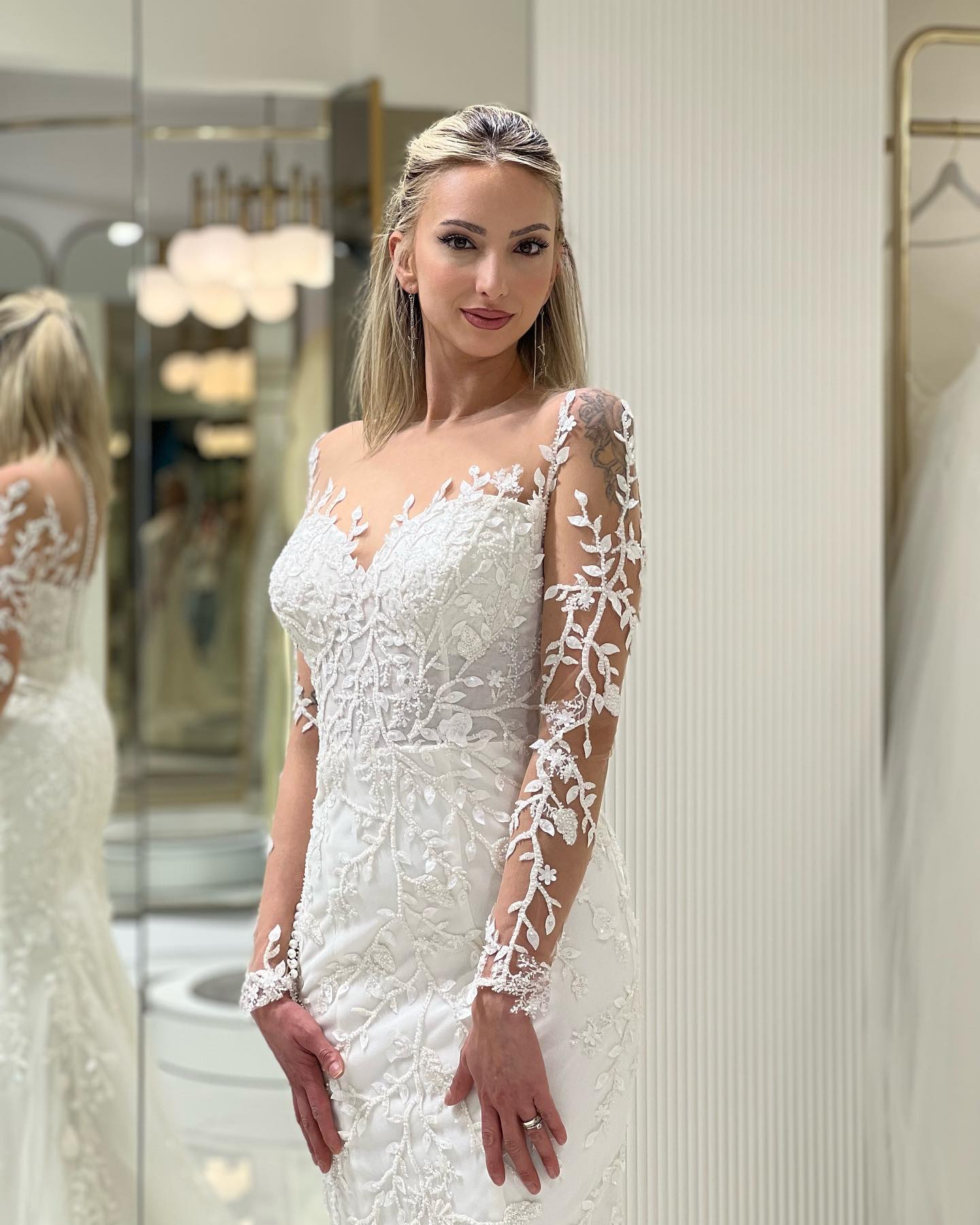 “Transparan uzun kollu, çiçek işlemeli balık siluet Esra Özcan gelinlik modeli ön görünüm.”