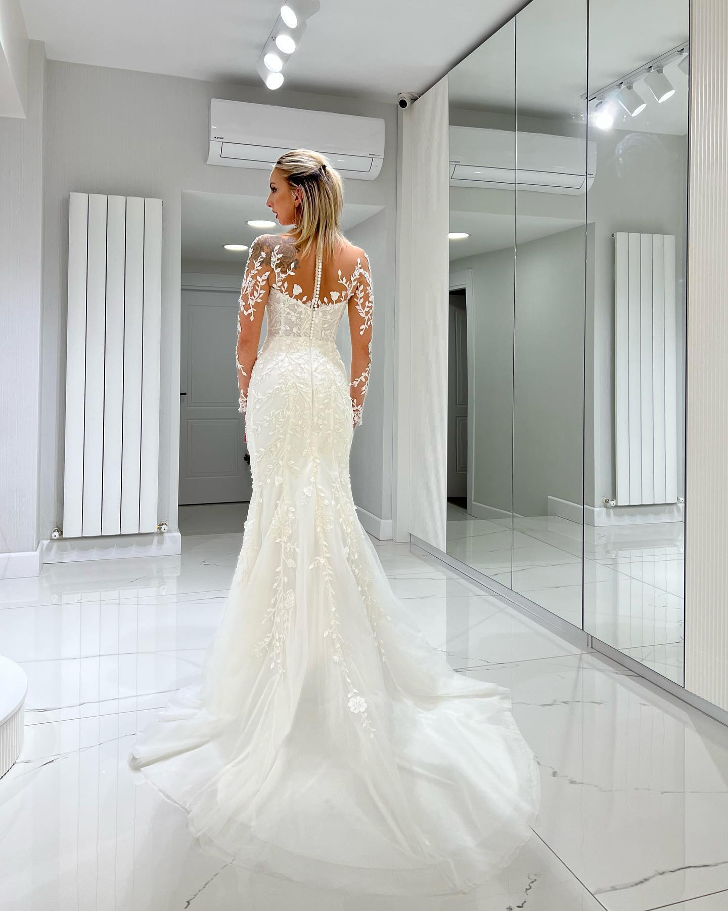 “Uzun kuyruklu balık form Esra Özcan gelinlik modeli tam boy arka çekim.”