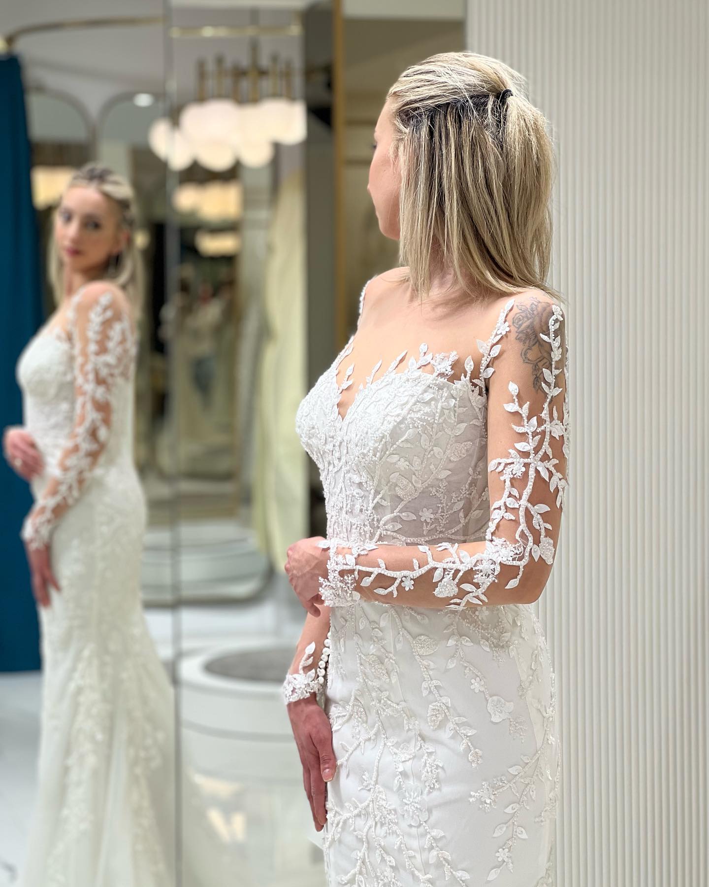 “Dantel işlemeli transparan kollu Esra Özcan gelinlik modeli yandan görünüm, romantik detaylar.”