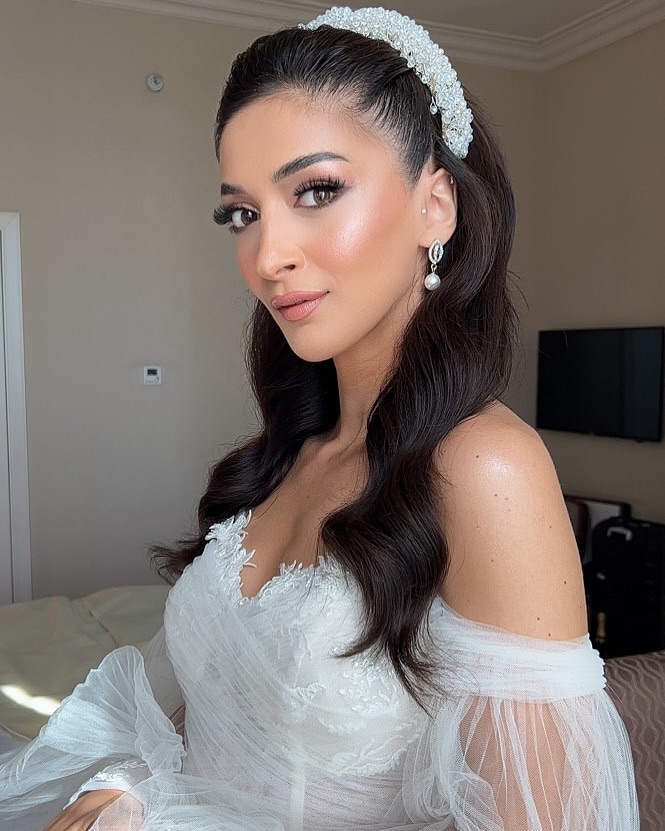 Esra Özcan gelinlik modeli yakın çekim; dantel detaylı gövde ve romantik tül kollar