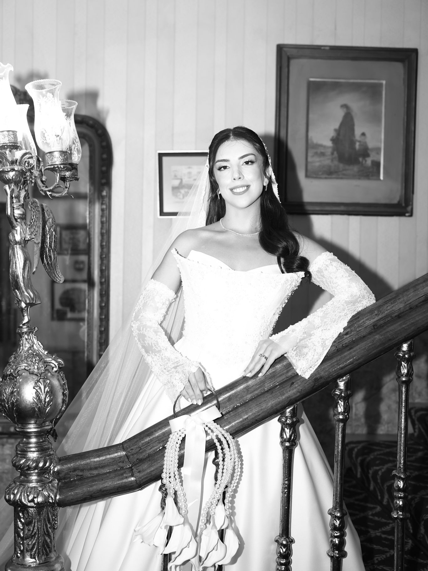 Esra Özcan imzalı ışıltılı işlemeli, düşük omuzlu prenses gelinlik modelinin önden görünümü ve hacimli eteği.