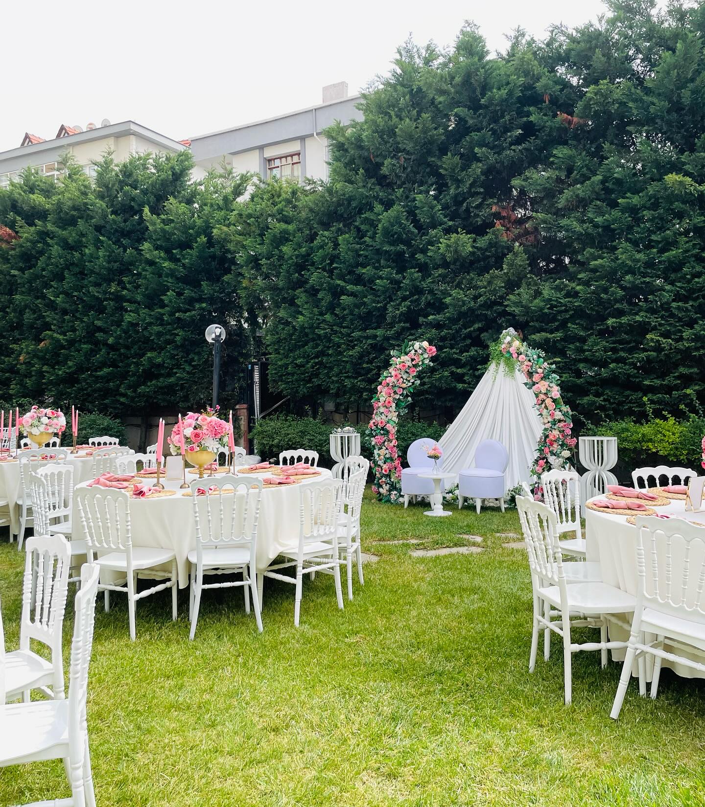 Kır düğünü özel konsept sahneleme ve masa tasarımı