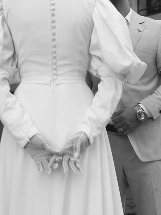 Minimal gelinlik detayı ve el çekimi – düğün fotoğrafçılığı