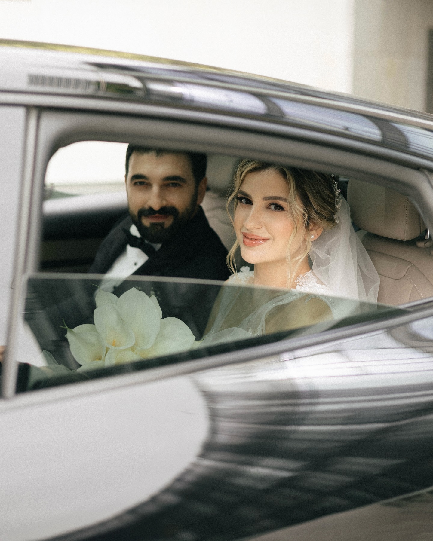 Gelin ve damadın romantik düğün çekimi sırasında yakın plan mutluluk anı