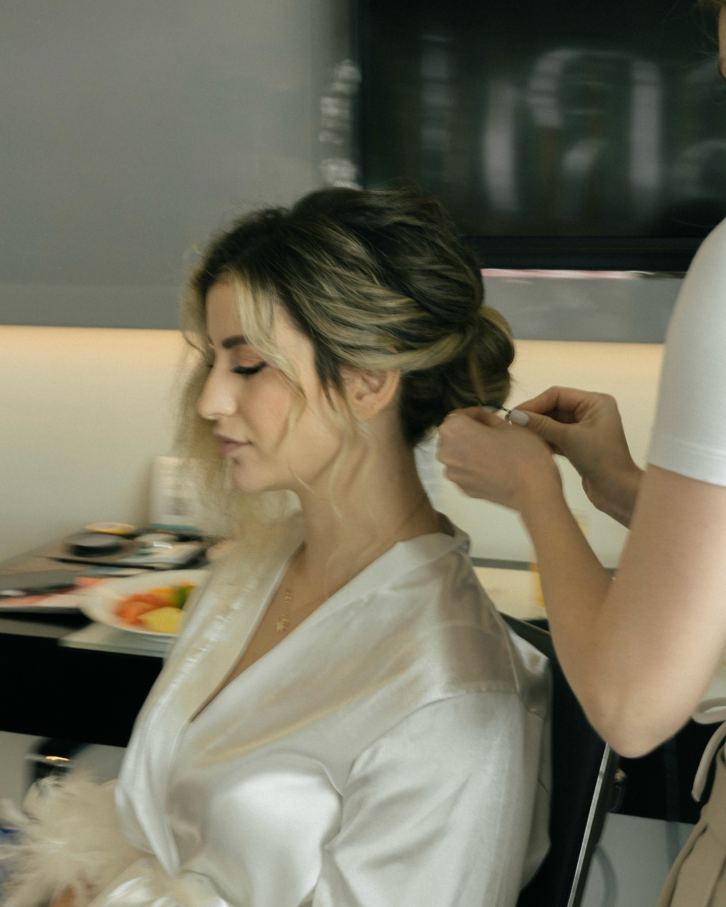 Gelinlik detaylarının öne çıktığı gelin pozunda düğün çekimi görüntüsü