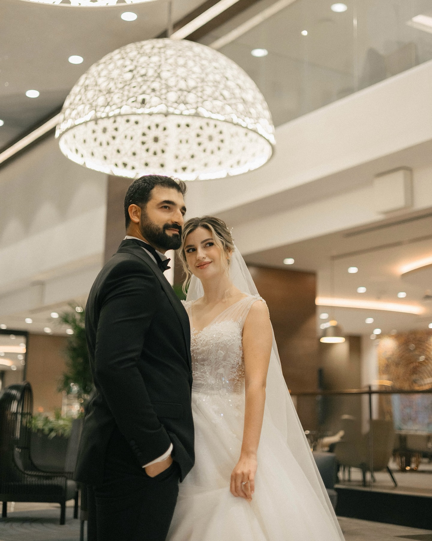 Hazırlık sürecinde gelinin saç ve makyajı tamamlanmış düğün çekimi karesi