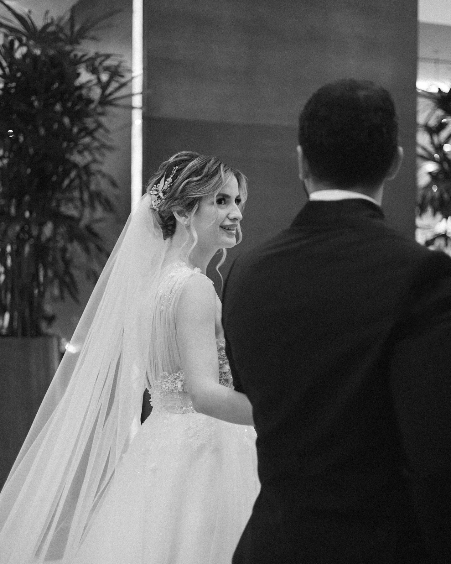 Gelin buketi ile gelinlik uyumunun görüldüğü düğün çekimi fotoğrafı