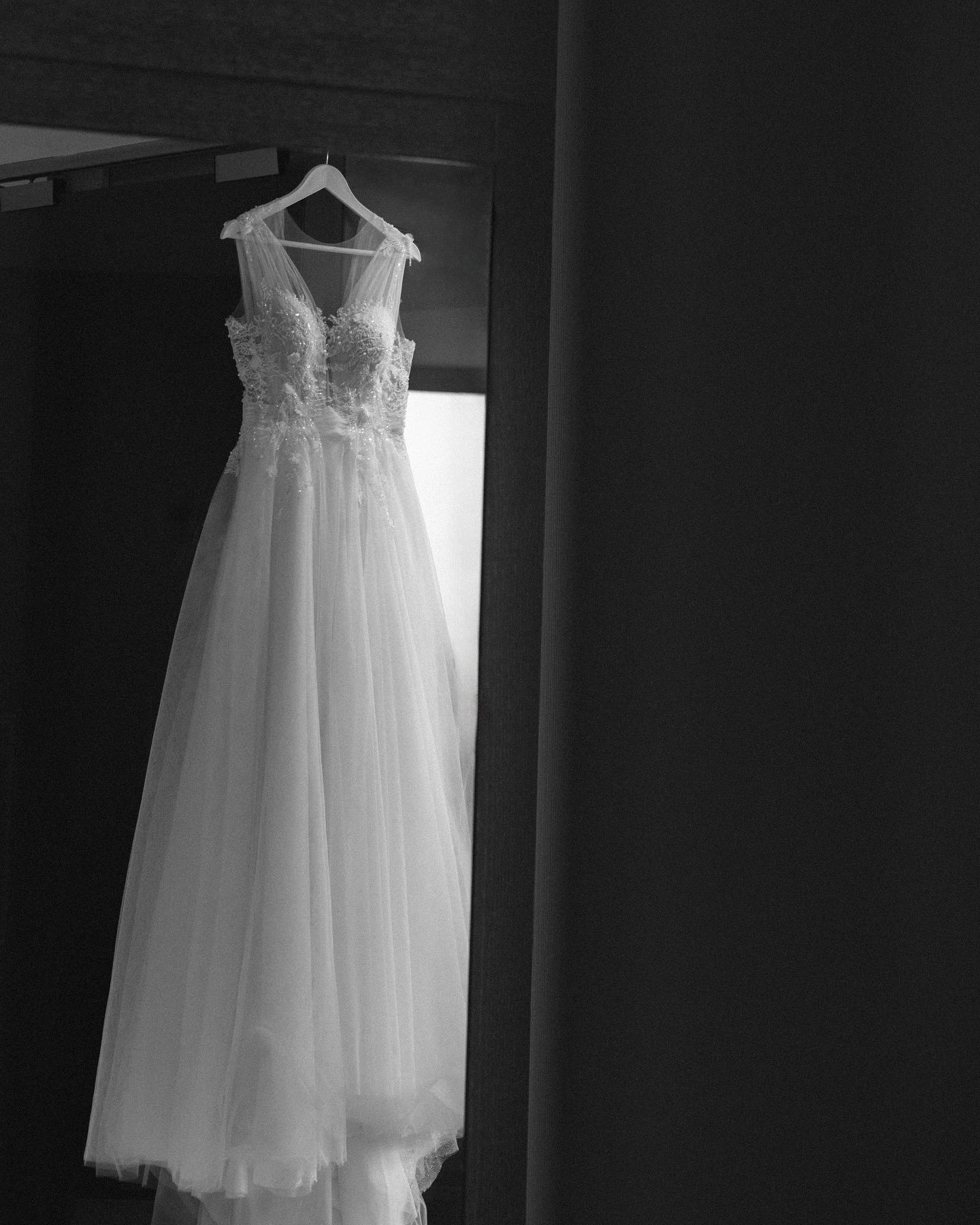 Gelin ve damadın düğün çekimi sırasında doğal gülümseme anı