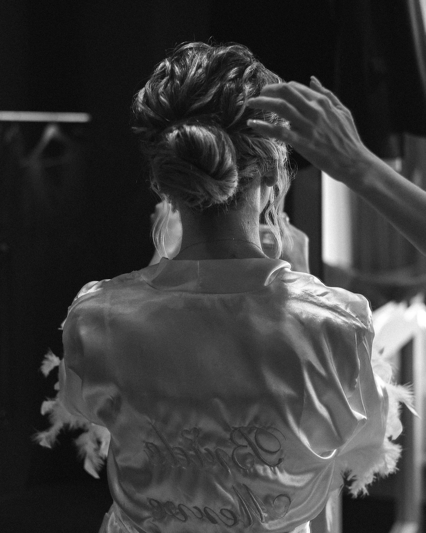 Gelinin gelinlik siluetinin net göründüğü düğün çekimi poz fotoğraf