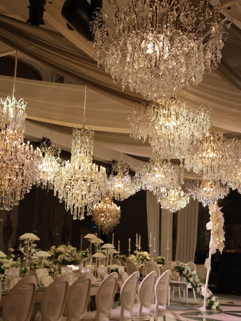 İstanbul düğün organizasyonu kristal avizeli salon dekoru