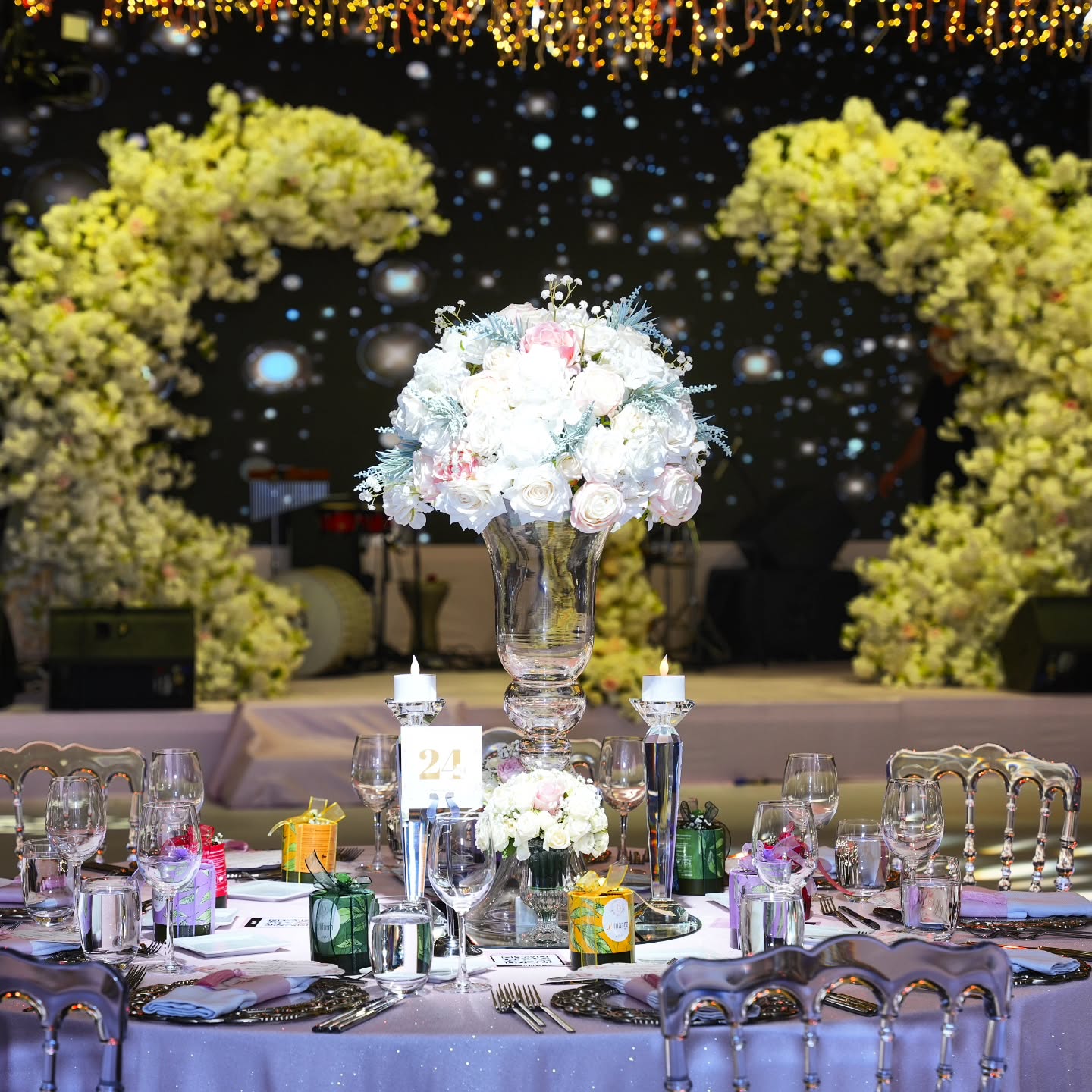 Şişli düğün organizasyonu ayna masa ve uzun mum dekoru