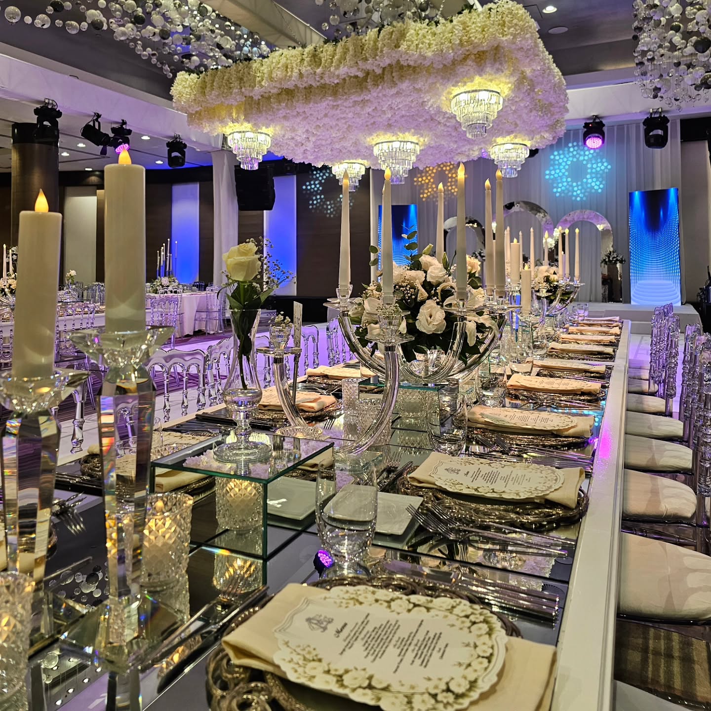 Frezya Organizasyon kına gecesi zarif salon süslemesi