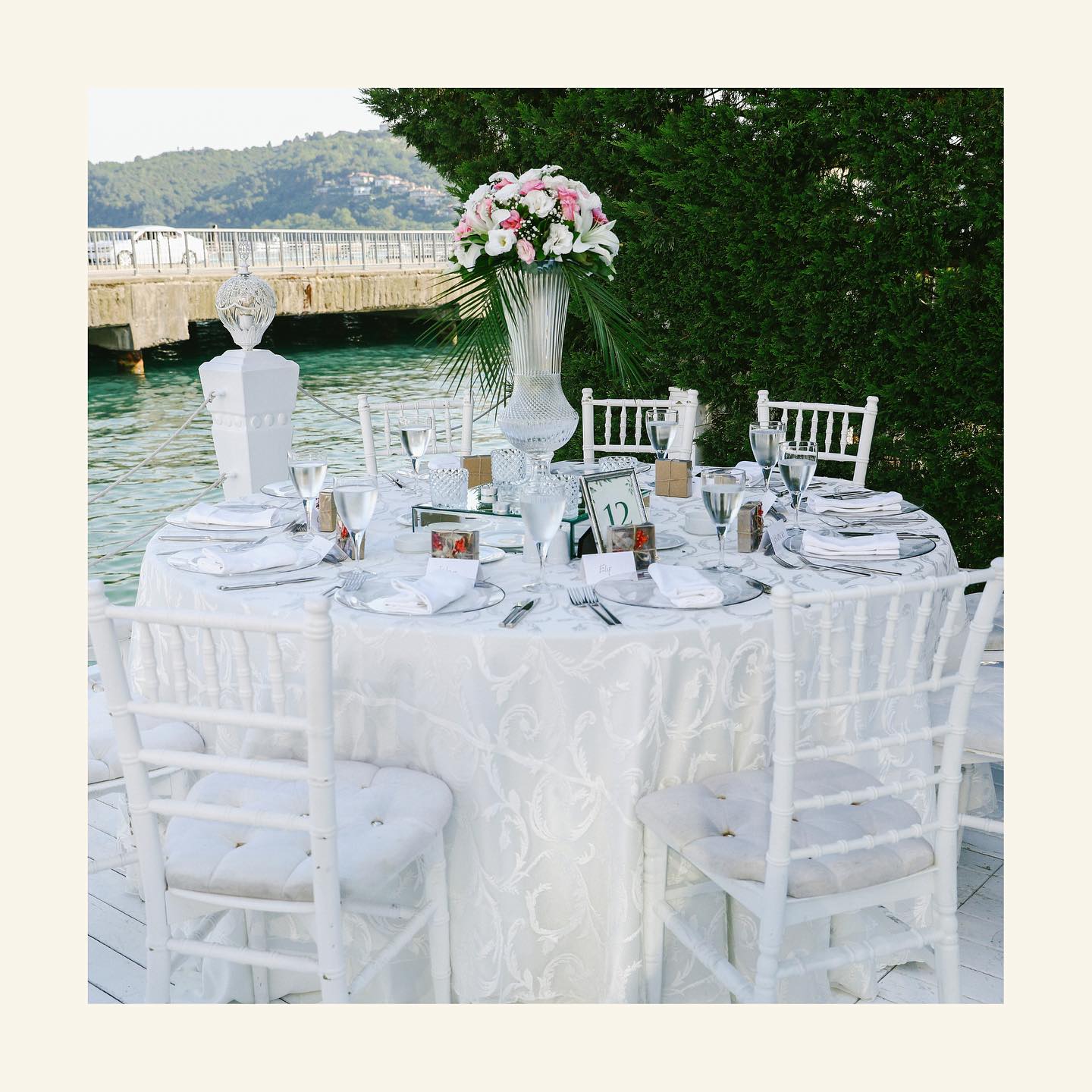 Boğaz manzaralı Fuat Paşa Yalısı düğün masası dekorasyonu