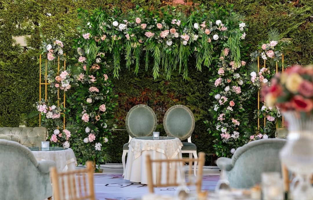 Saray konseptli Fuat Paşa Yalısı nikâh ve arka plan dekorasyonu