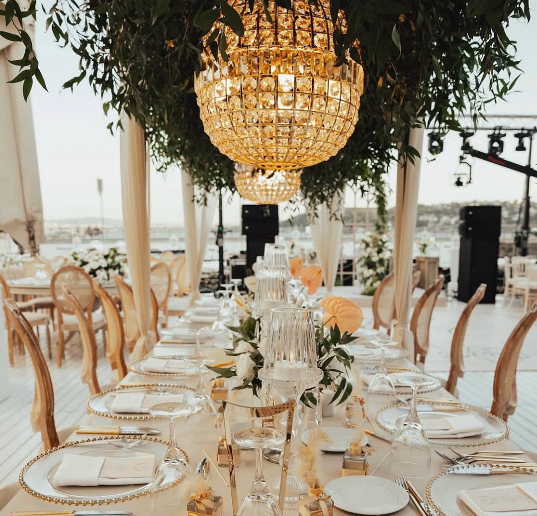 Boğaz manzaralı şık masa düzeni ve aydınlatma detayları