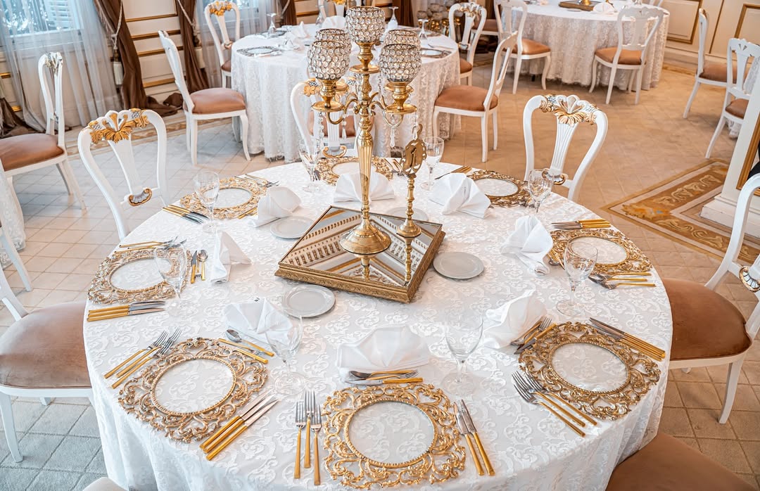 Klasik ve gold detaylı düğün masa dekorasyonu Fuat Paşa Yalısı