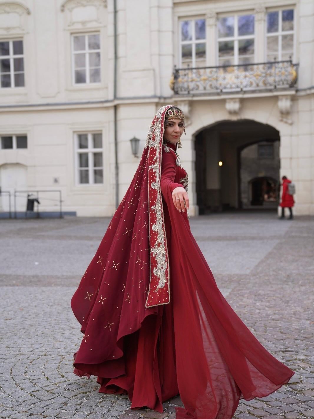Bordo kaftan detaylı Erbay Ekinci kına elbisesi dış çekim poz