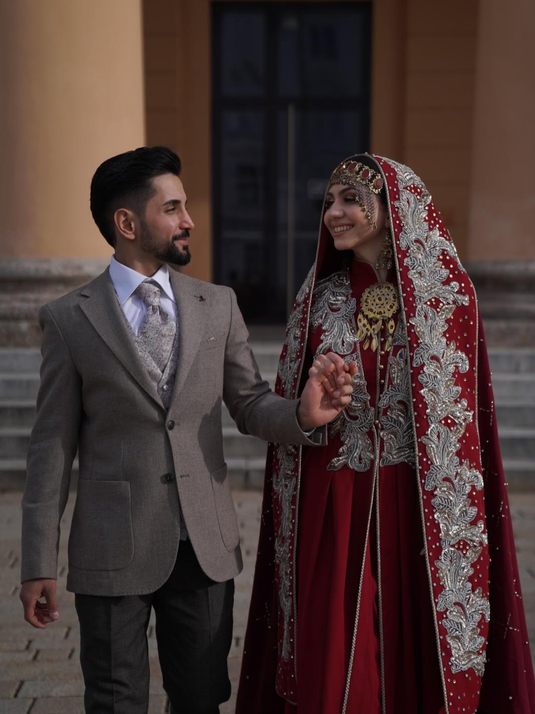 Erbay Ekinci Gelinlik bordo işlemeli kına elbisesi çift çekimi