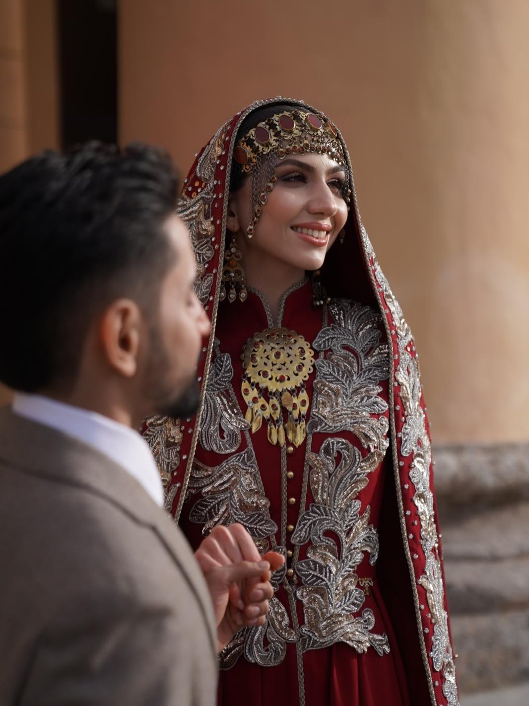 Gümüş işlemeli bordo kına elbisesi yakın plan başlık detayı