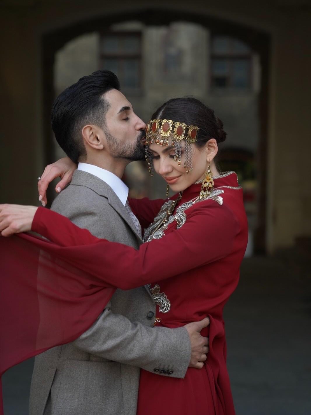 Kına gecesi için bordo uzun kollu işlemeli elbise çekimi