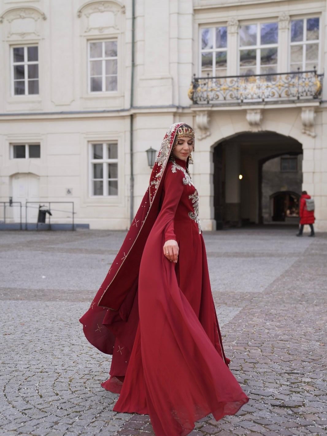 Erbay Ekinci İstanbul bordo kına elbisesi yürüyüş pozları