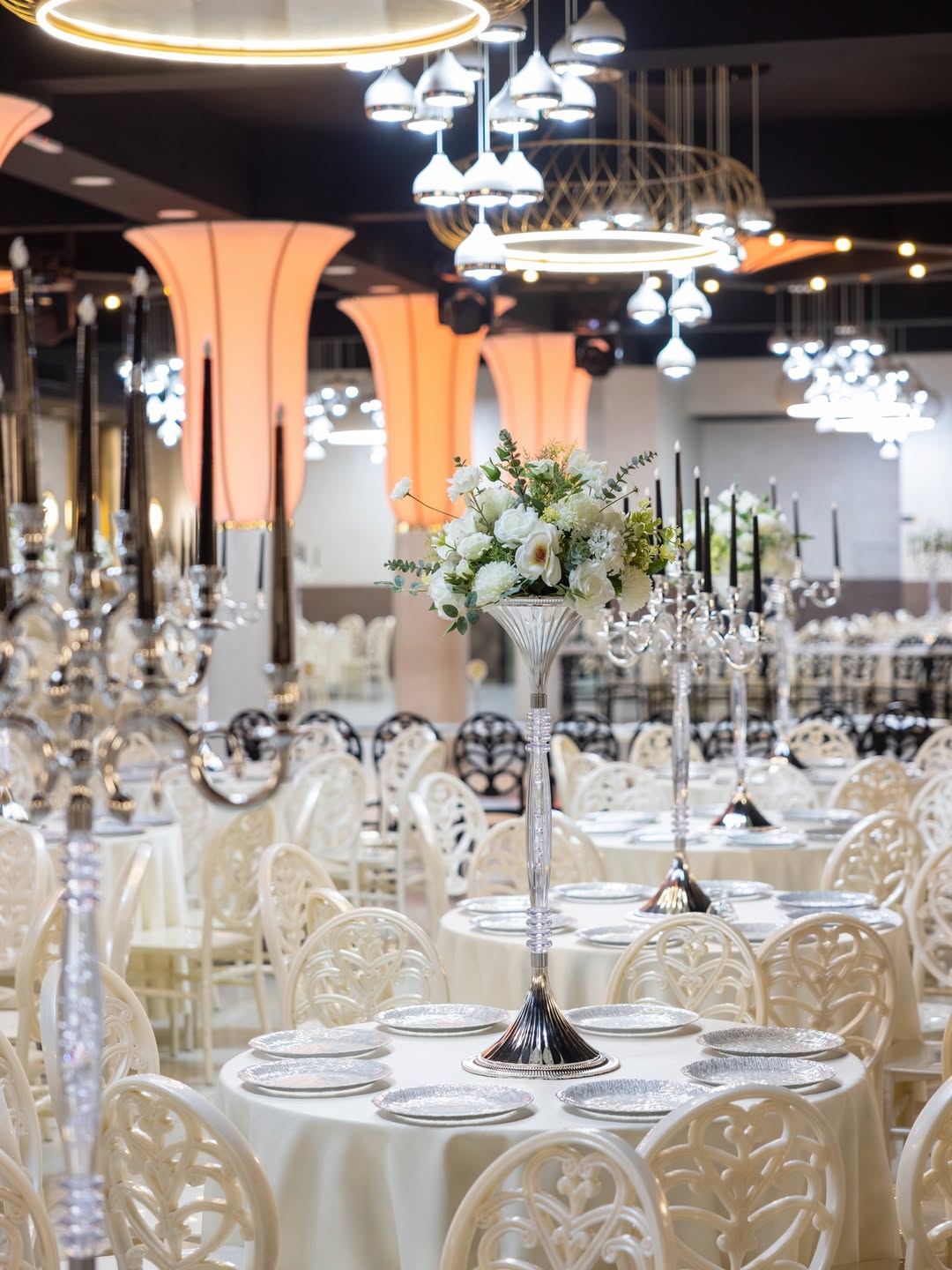 Şamdanlı masa süslemeli şık salon düğünü konsepti