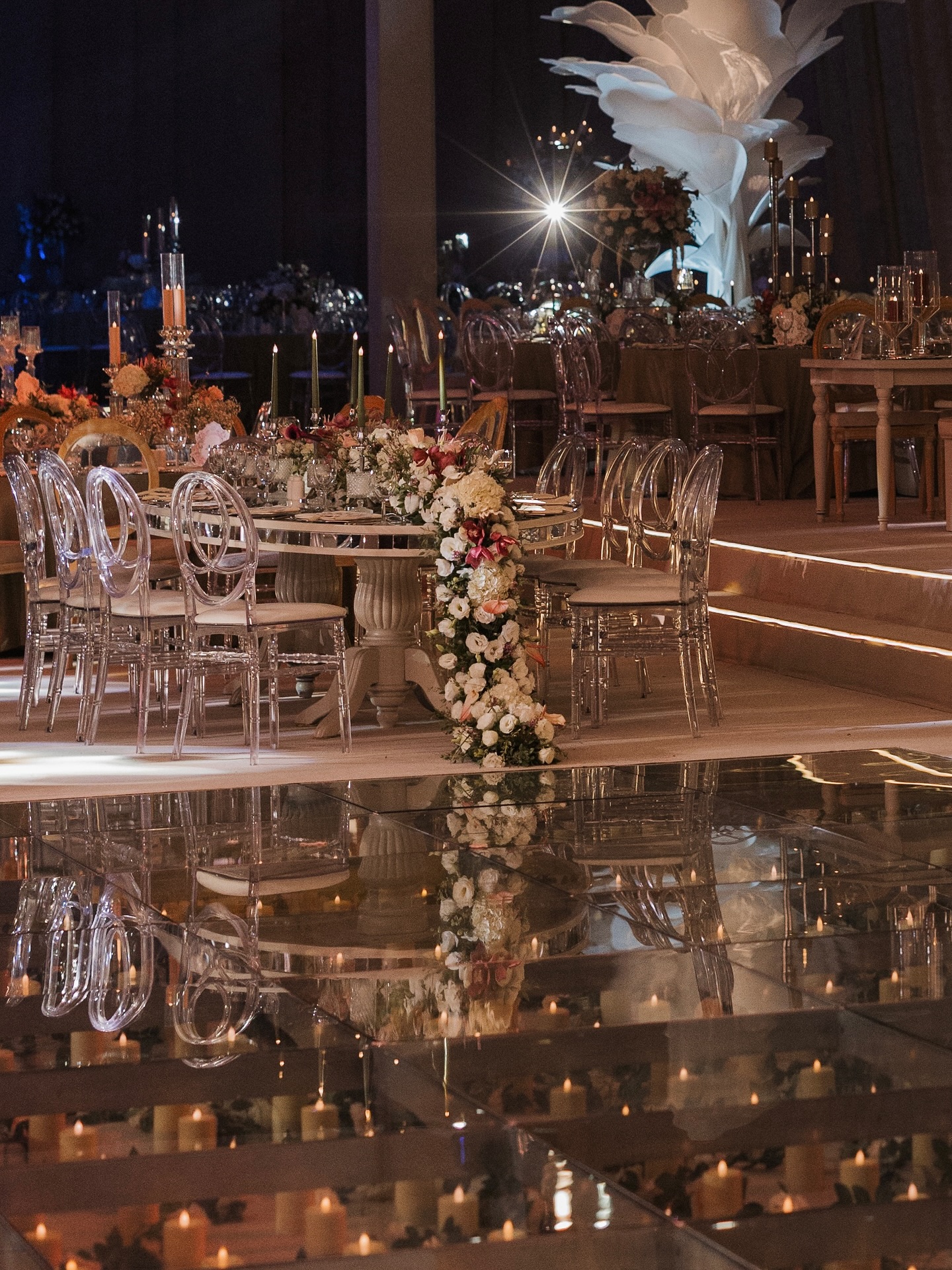 Cam pist detaylı düğün dekorasyonu, mumlar ve çiçeklerle romantik gece atmosferi