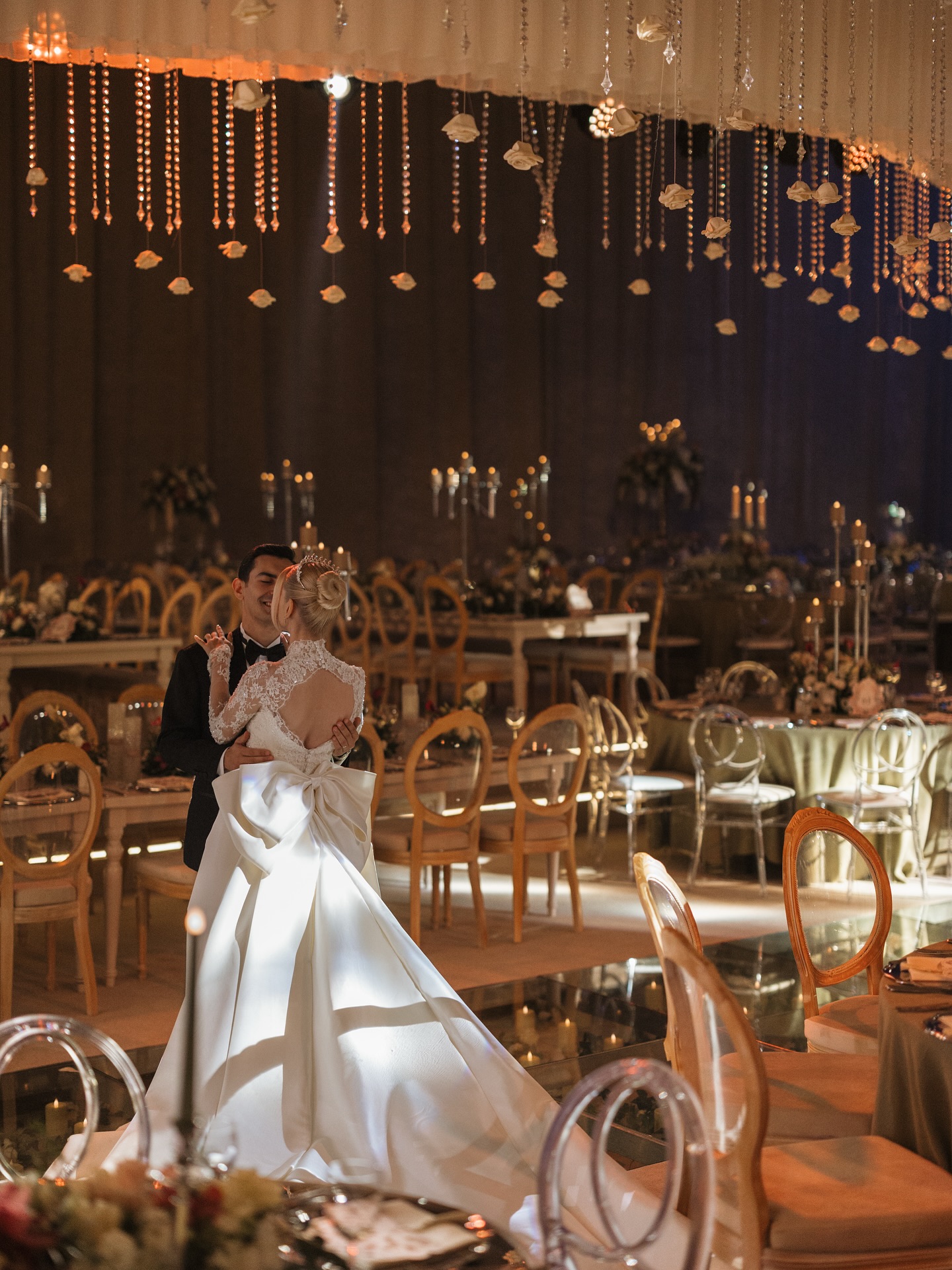 Topuz saç modeli ve taç aksesuarıyla modern prenses gelin görünümü