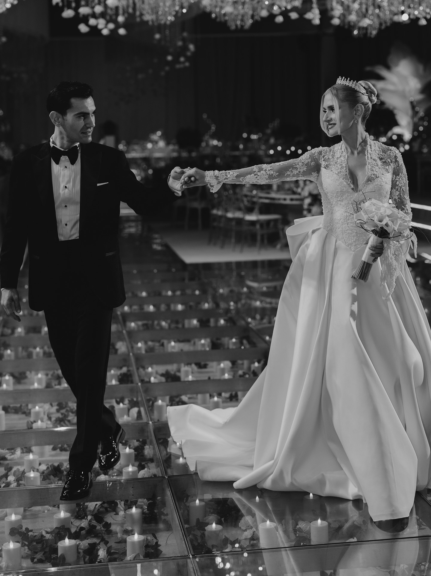 Soft glam gelin makyajı, doğal ışıltılı ten ve zarif göz makyajı